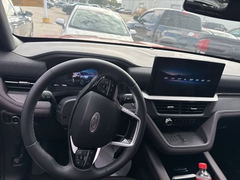 Used 2025 Ford Explorer Platinum image 10