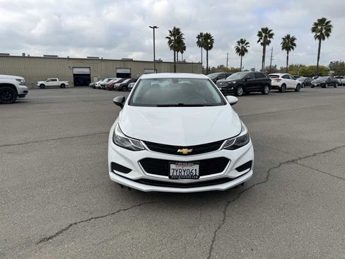 Used 2017 Chevrolet Cruze LT w/ Convenience Package image 4