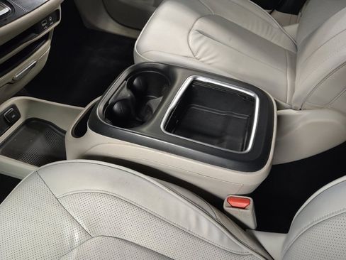 Used 2020 Chrysler Pacifica Limited image 26