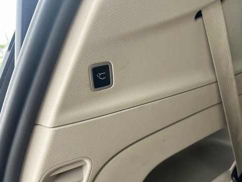 Used 2023 Chrysler Pacifica Touring-L FWD image 5