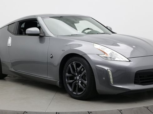 Used 2017 Nissan 370Z Coupe RWD image 3