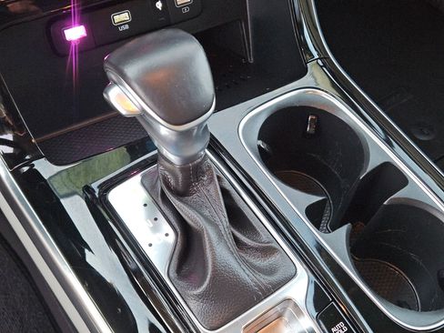 Used 2024 Kia Carnival EX image 28