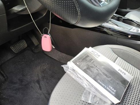 Used 2025 Chevrolet Trax LT w/ Driver Confidence Package FWD image 13