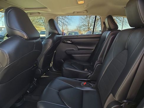 Used 2023 Toyota Highlander XLE image 11