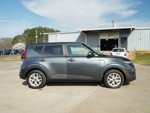 Used 2022 Kia Soul LX w/ Technology Package image 3