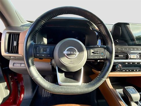 Used 2023 Nissan Pathfinder Platinum image 12