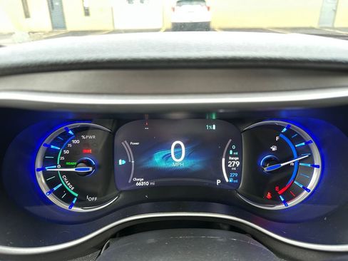 Used 2023 Chrysler Pacifica Touring-L image 20