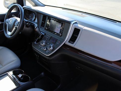 Used 2019 Toyota Sienna Limited image 18