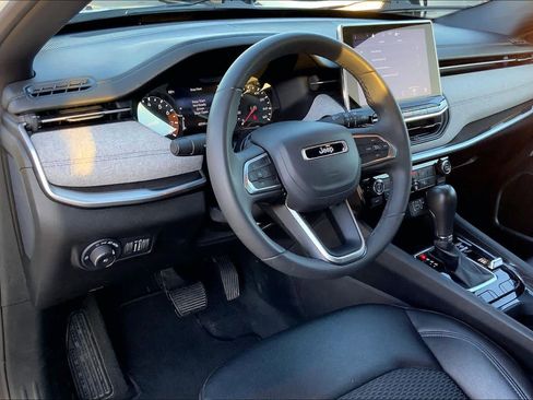 Used 2024 Jeep Compass Latitude image 17