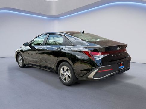 Used 2025 Hyundai Elantra SE FWD image 3