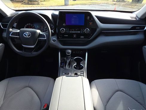 Used 2023 Toyota Highlander L image 11