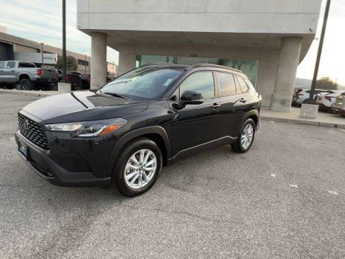 Used 2025 Toyota Corolla Cross LE image 4