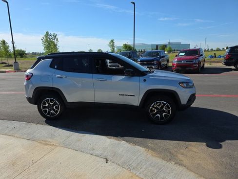 Used 2026 Jeep Compass Trailhawk AWD/4WD image 4