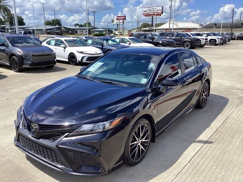 Used 2023 Toyota Camry SE FWD image 3