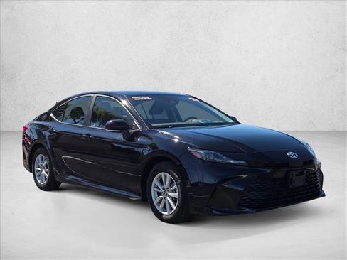 Used 2025 Toyota Camry LE image 3