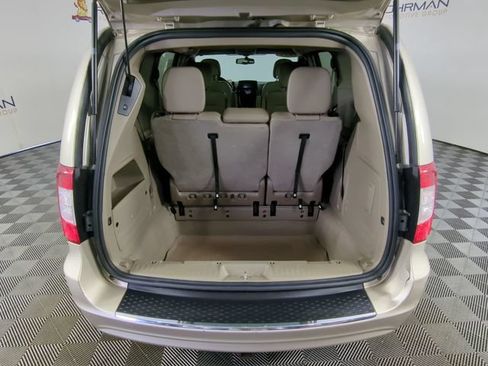 Used 2013 Chrysler Town & Country Touring FWD image 36