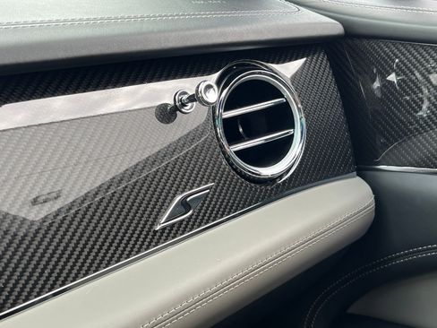 Used 2022 Bentley Bentayga AWD/4WD image 33