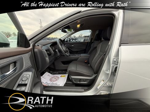 Used 2021 Nissan Rogue SV image 11