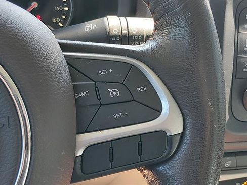 Used 2017 Jeep Renegade Limited FWD image 17