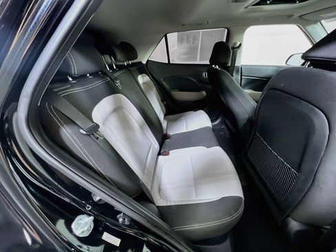 Used 2023 Hyundai Venue SEL image 25