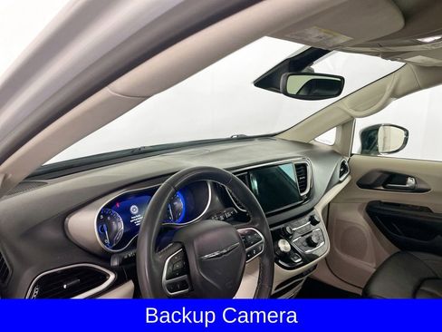 Used 2024 Chrysler Pacifica Touring-L image 11