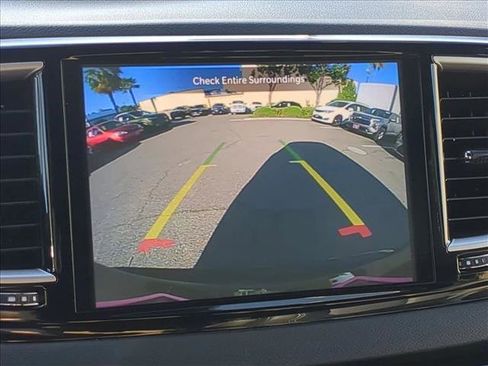 Used 2025 Chrysler Pacifica Select image 13