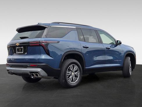 Used 2025 Chevrolet Traverse LT FWD image 5