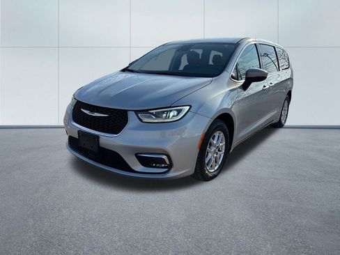 Certified 2023 Chrysler Pacifica Touring-L image 2