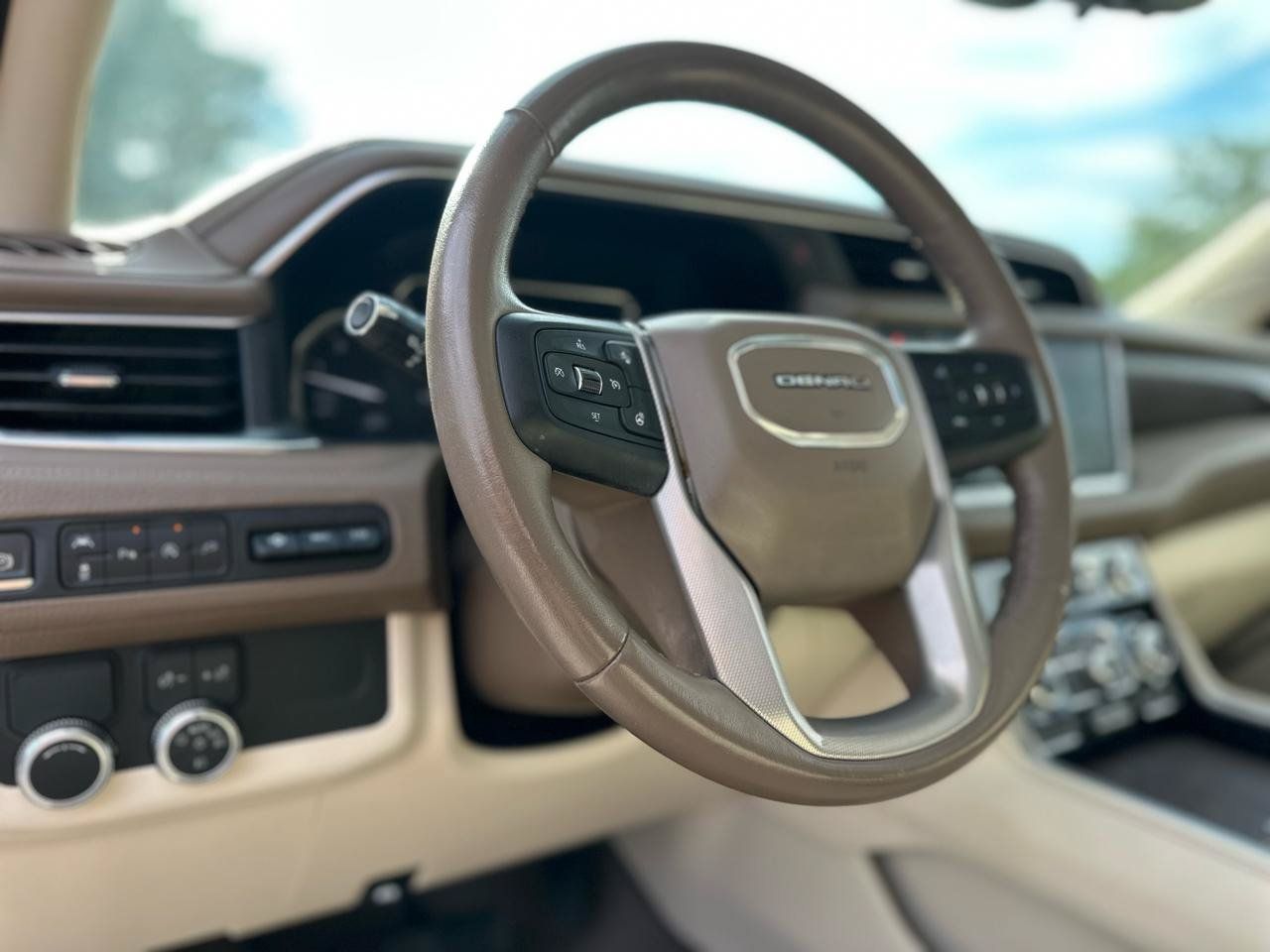 Used 2021 GMC Yukon Denali w/ Advanced Technology Package RWD image 12