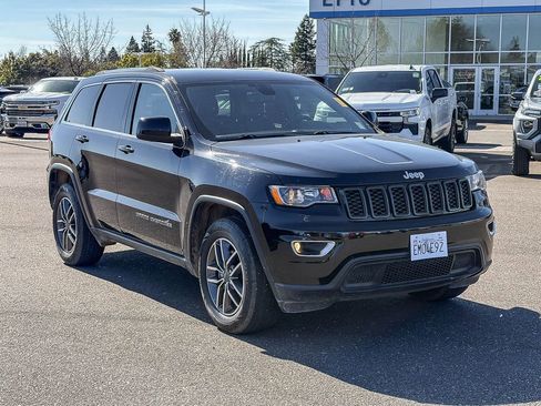 Used 2019 Jeep Grand Cherokee Laredo w/ Laredo X Package image 5