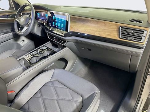 Used 2025 Volkswagen Atlas SE image 27