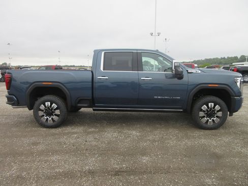 New 2026 GMC Sierra 2500 Denali w/ Denali Reserve Package image 3
