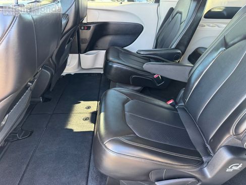 Used 2024 Chrysler Pacifica Touring-L image 14