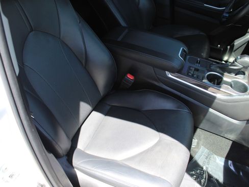 Used 2023 Toyota Highlander Limited FWD image 31