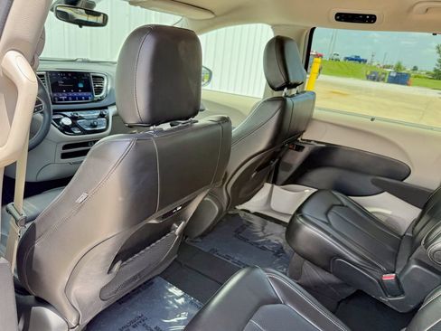 Used 2023 Chrysler Pacifica Touring-L FWD image 14