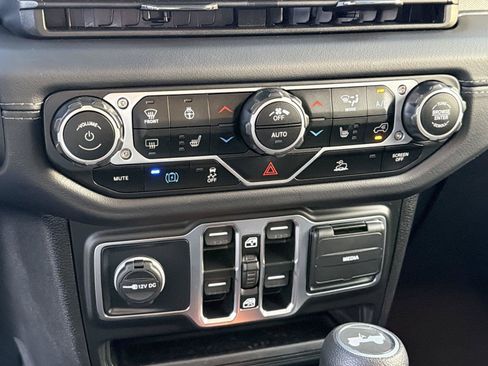 Used 2025 Jeep Wrangler Unlimited Sahara AWD/4WD image 28
