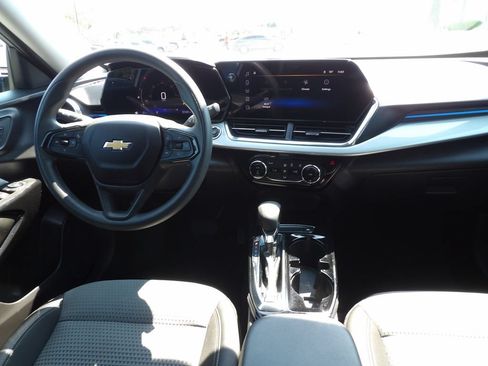 Used 2025 Chevrolet Trax LT FWD image 24
