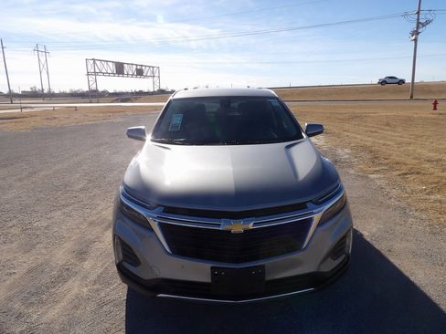 Used 2024 Chevrolet Equinox LT image 3
