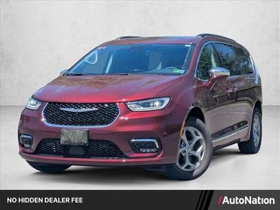 Used 2022 Chrysler Pacifica Limited w/ Uconnect Theater Family Group