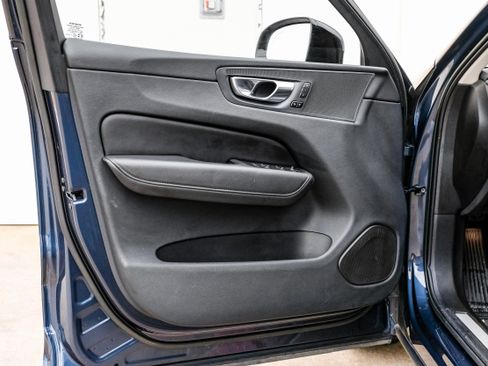 Used 2023 Volvo XC60 B5 Plus image 39