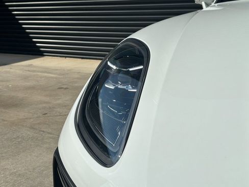 Certified 2025 Porsche Macan image 12