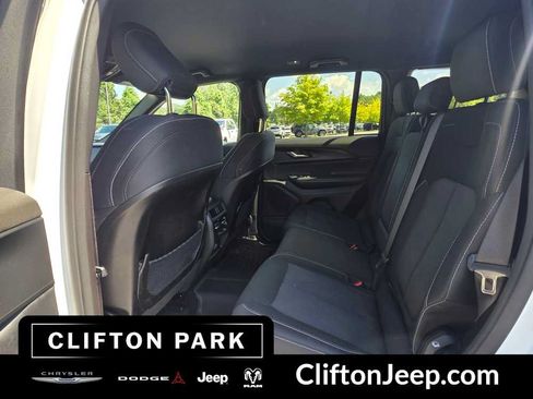 Used 2024 Jeep Grand Cherokee Laredo AWD/4WD image 13