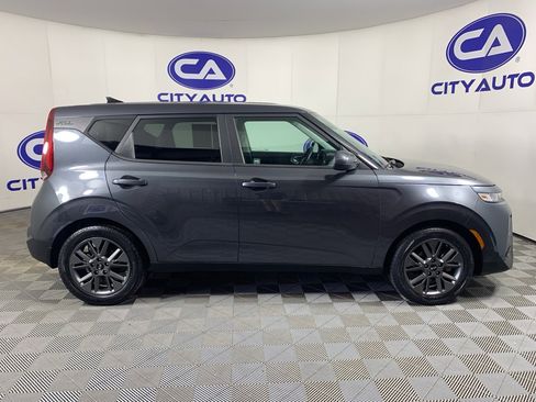 Used 2021 Kia Soul S image 2