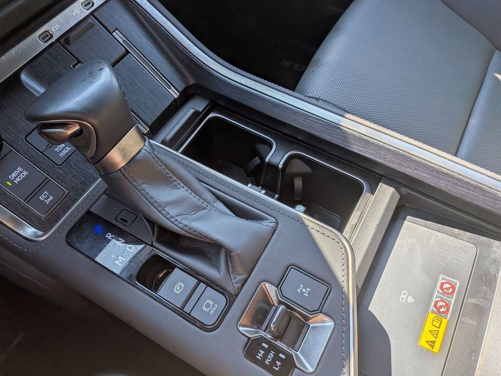Used 2024 Lexus GX 550 w/ Accessory Package (31) AWD/4WD image 17