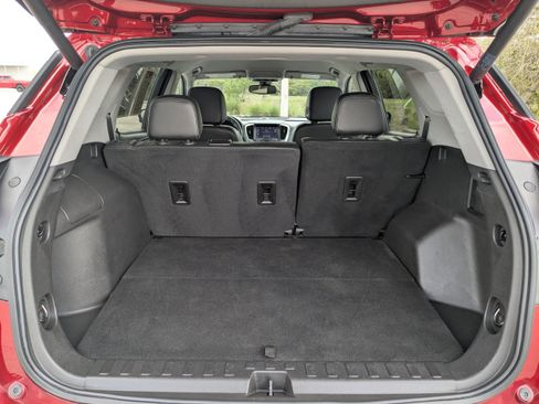 Used 2023 GMC Terrain SLT image 13