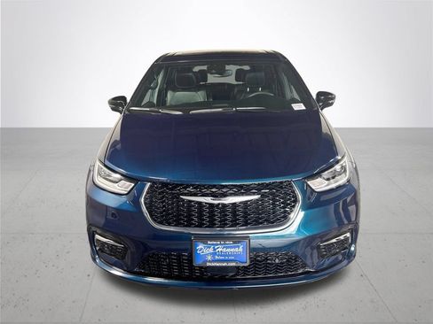 Certified 2025 Chrysler Pacifica Select AWD/4WD image 3