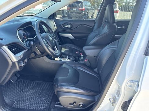 Used 2018 Jeep Cherokee Trailhawk image 14