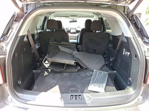 Used 2024 Ford Explorer XLT AWD/4WD image 24