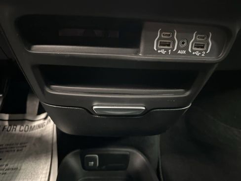 Used 2025 Chrysler Pacifica Select image 40