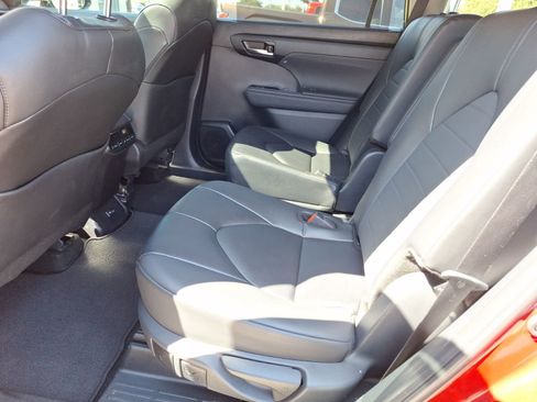 Used 2024 Toyota Highlander LE image 30